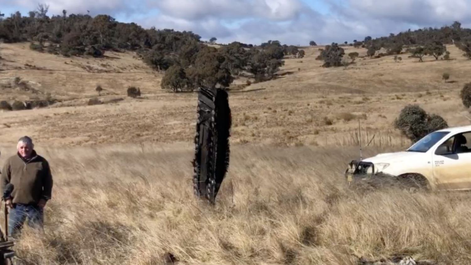 Encontraron un objeto espacial con forma de “monolito alienígena” en un campo de Australia