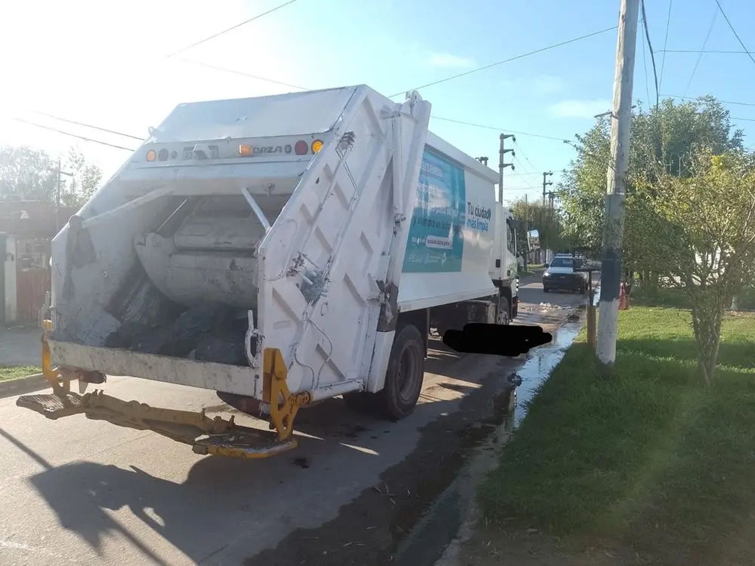 Una trabajadora municipal murió atropellada por un camión recolector de residuos