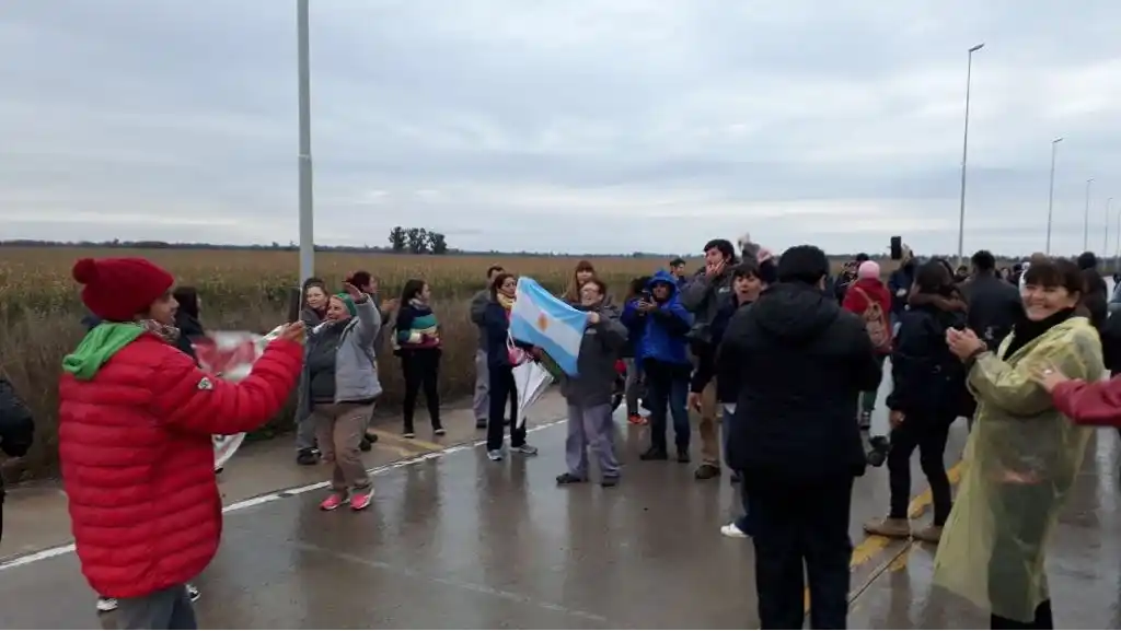 Vecinos de la localidad de Lima insisten con la autonomía y protestaron con un corte en Ruta 9