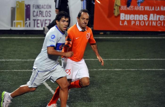 Scioli y Tévez juegan al fútbol en Fuerte Apache