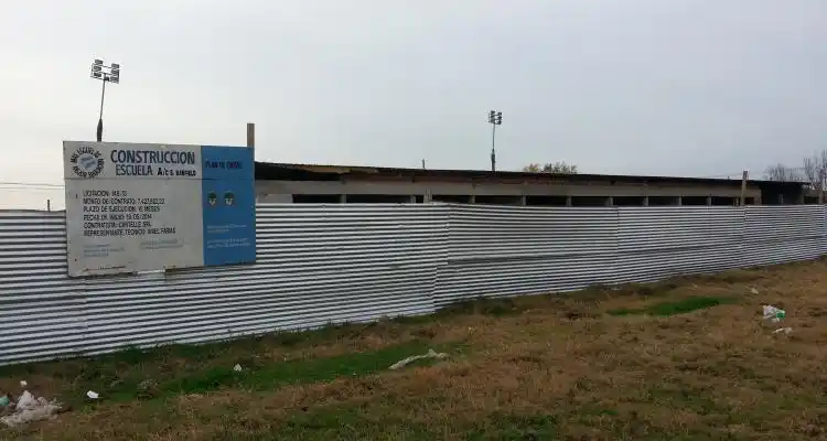 Provincia analiza la situación de la suspendida obra de la escuela de Banfield