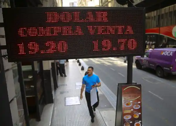 El dólar abrió la semana con un leve retroceso