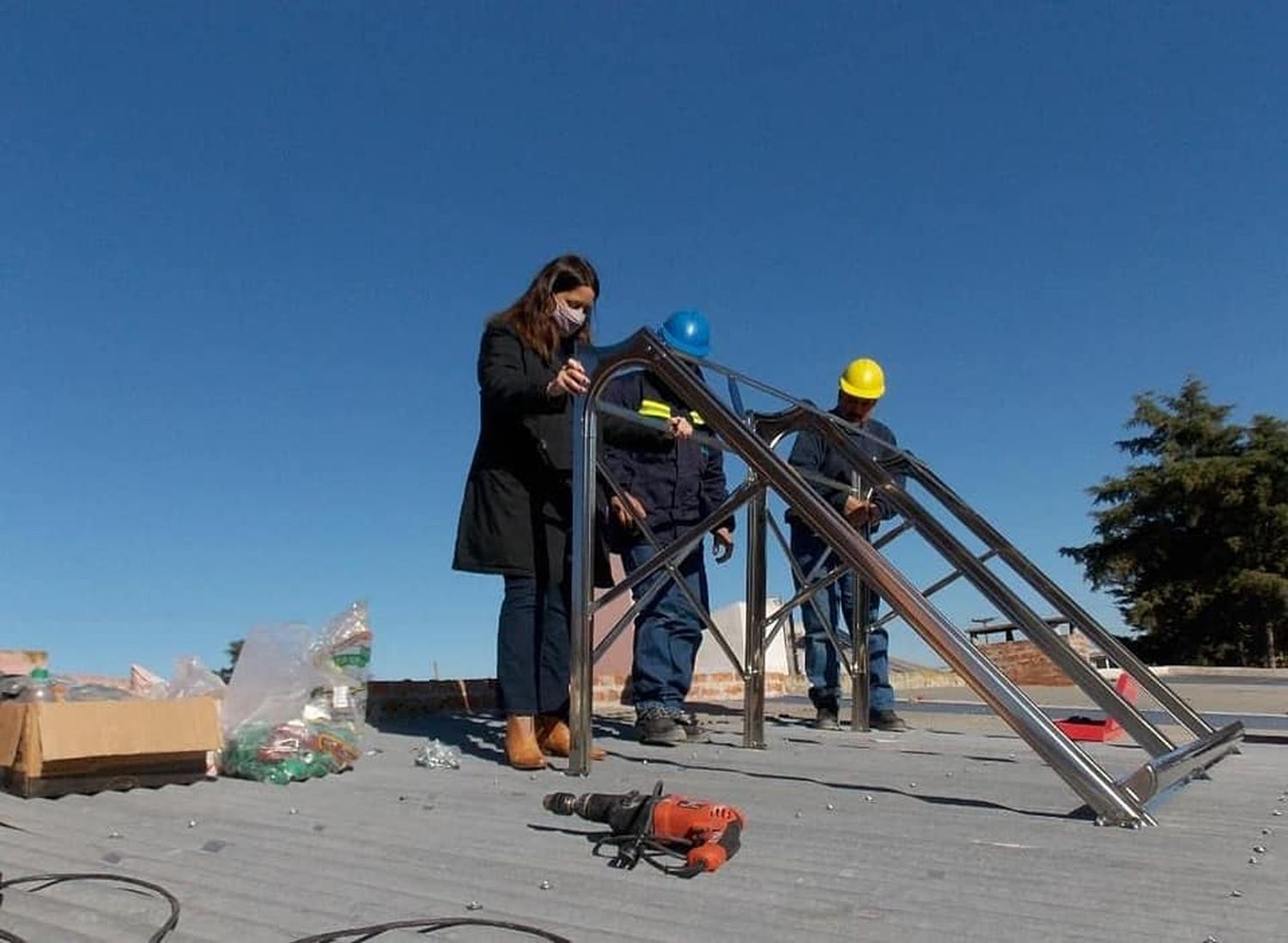 Paola Rubattino hizo entrega de un termotanque a Centro Bancario