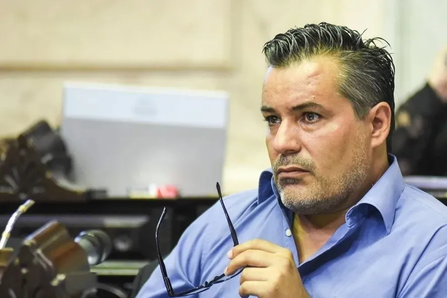 Condenaron al ex diputado que le besó un pecho a su pareja en plena sesión por zoom