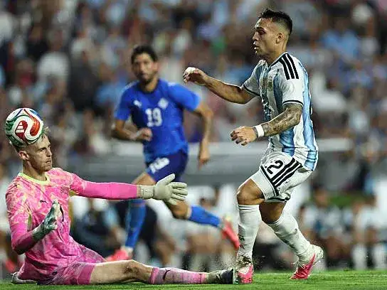 Lautaro Martínez es derribado generando el penal que luego marcaría Messi.