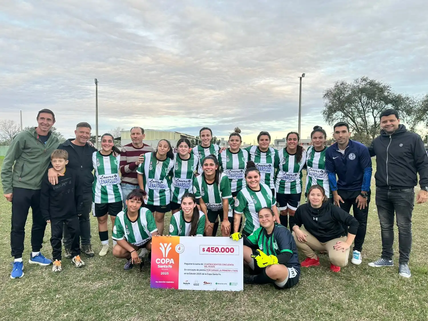 El festejo de las firmatenses con el cheque por el pase de ronda. Foto: Sur24.