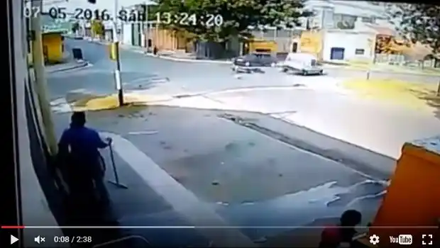 VIDEO: Tremendo choque entre moto y ambulancia en Concordia 