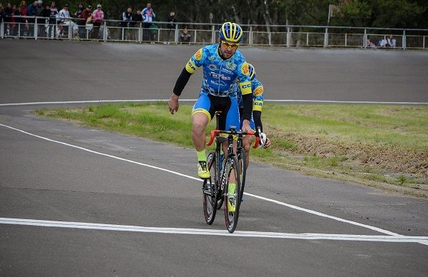 Exequiel Bauer ganó en el Premio Apertura de Acru en el Velódromo