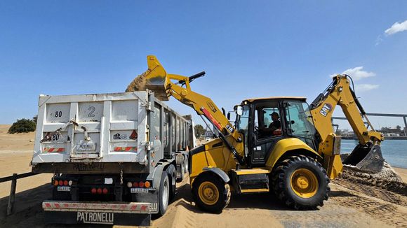 Trabajos de mantenimiento en la escollera sur de Puerto Quequén