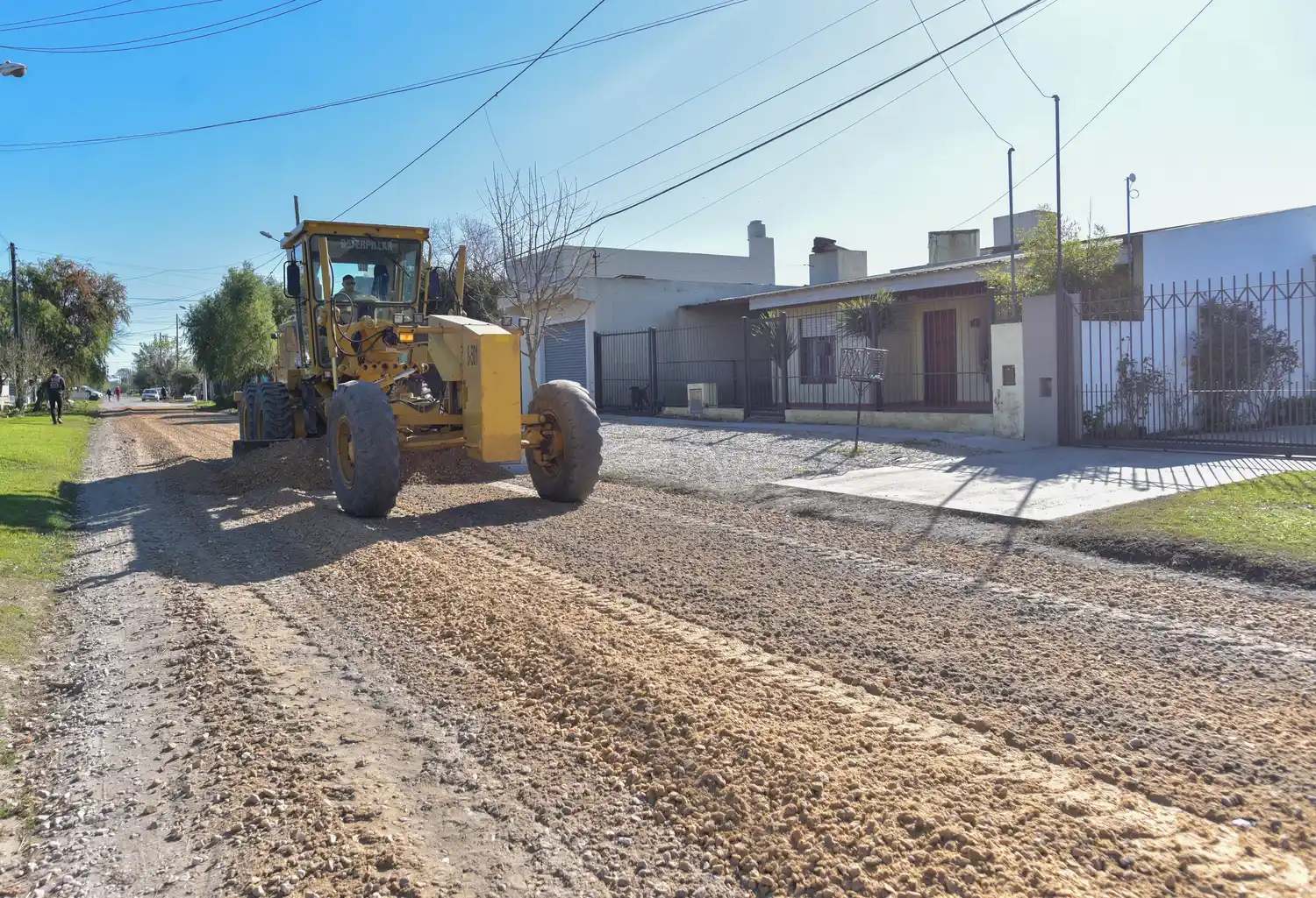 Desde Vialidad detallaron que entre cuatro y seis equipos viales operan cada día para repasar, nivelar, sanear pantanos y engranzar calles en zonas periféricas.