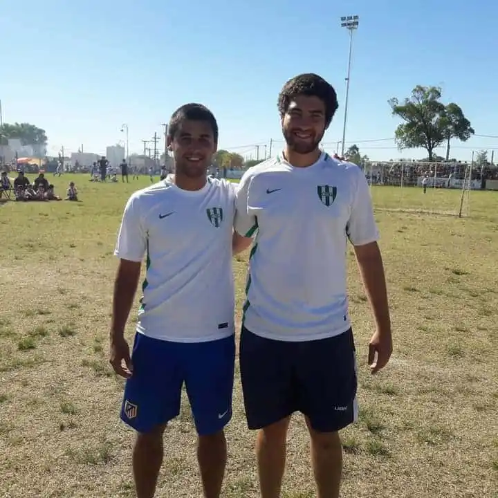 Facundo Martínez, zaguero de la 1a. División de Centro Bancario y el profesor Rodrigo Benedetti hace muchos años que vienen trabajando juntos en las categorías Formativas de Fútbol y tienen a cargo la selección Sub-13 que hoy viaja a Crespo.