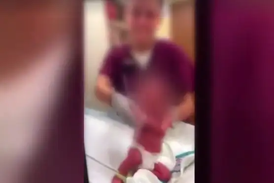Video: enfermero se grabó "haciendo bailar" a un bebé recién nacido 