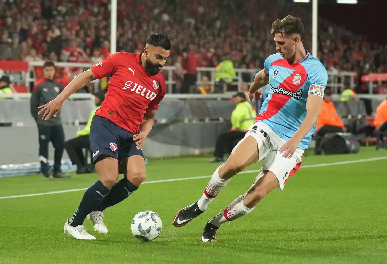 Canelo, ante la marca de Pombo.