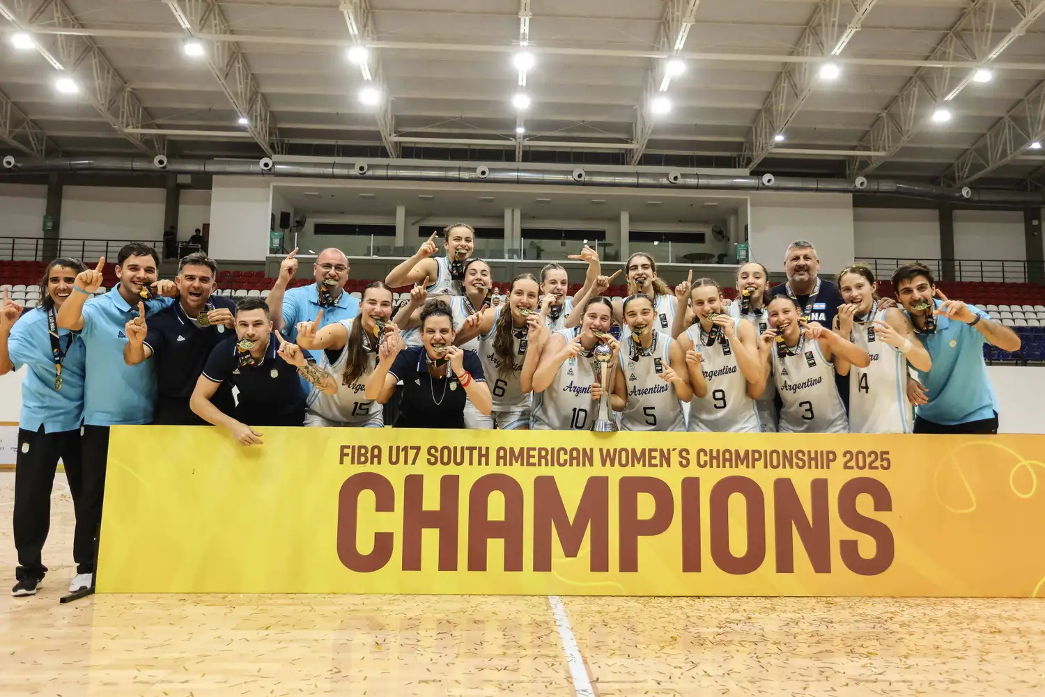 Las chicas se coronaron campeonas invictas en Paraguay.