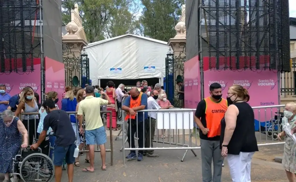 Tragedia en Rosario: fue a vacunarse, se descompensó y falleció