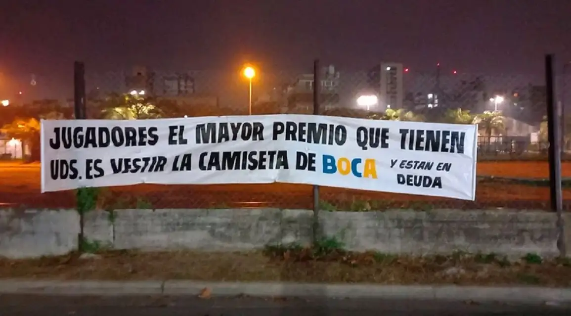 Clima raro en Boca: colgaron un pasacalle contra los futbolistas por el reclamo de los premios