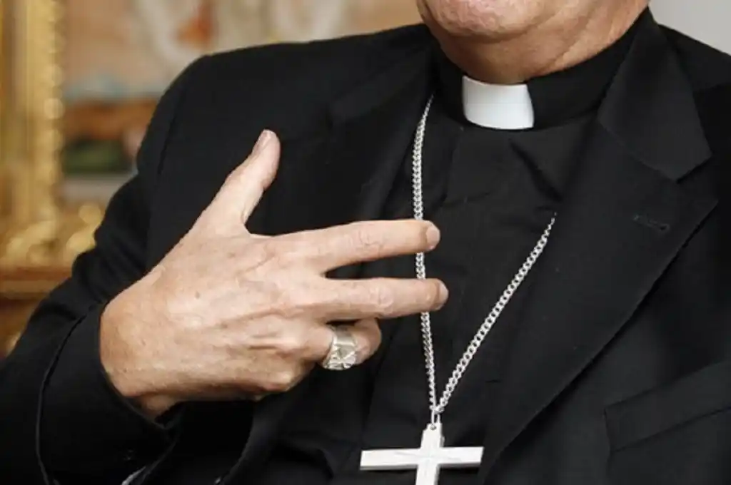 La víctimas denunciaron abrazos prolongados contra su voluntad y manoseos en partes íntimas, además de besos en el cuello.