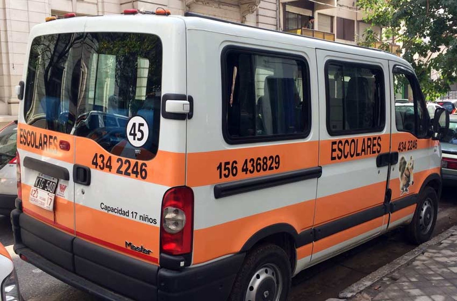 Dejó a un grupo de niños en un estacionamiento para evitar un control de tránsito
