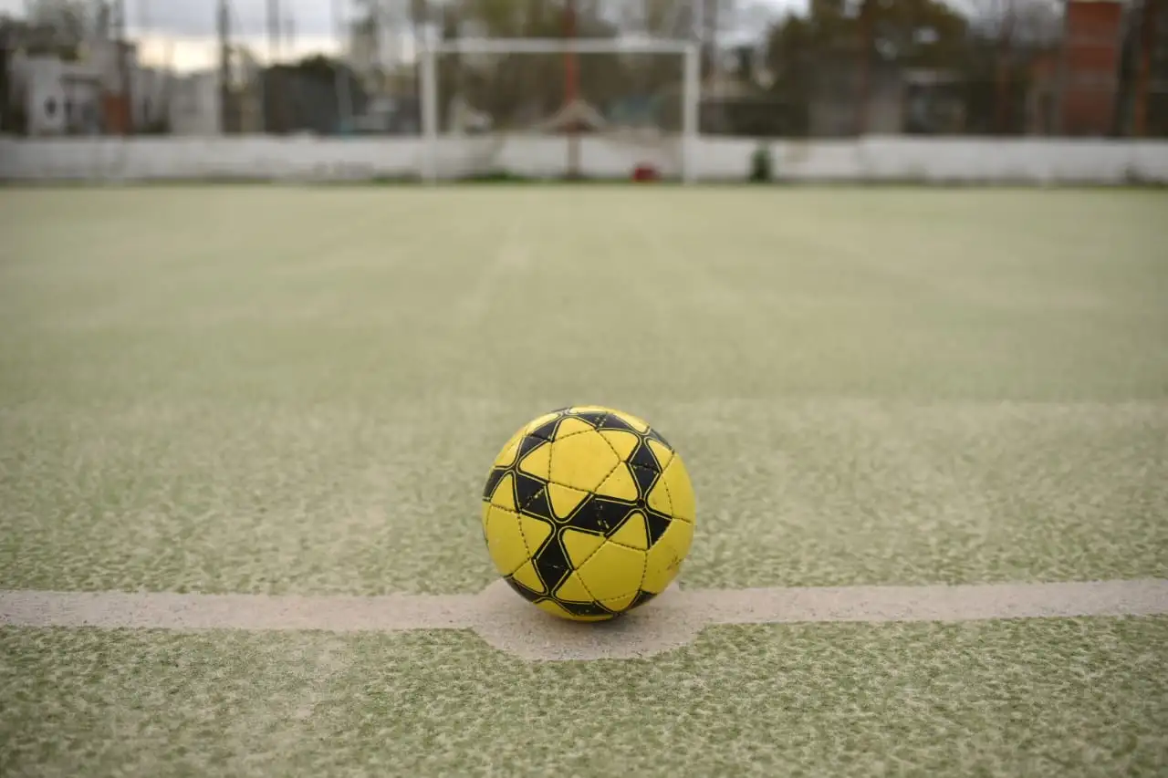Fue a jugar un fútbol 5 con amigos, se descompensó y murió