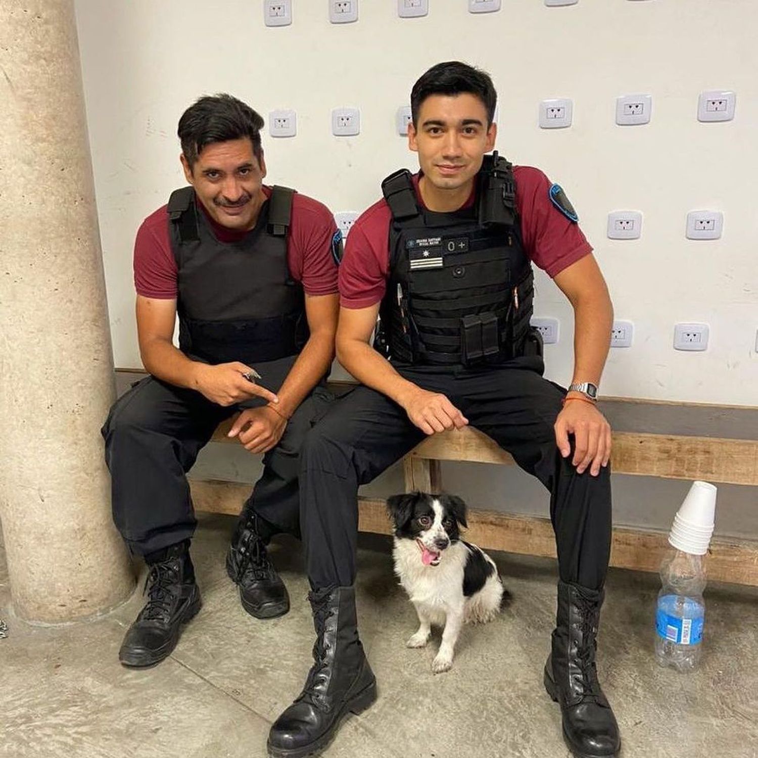 La perrita abandonada en un basurero fue adoptada por un oficial de la policía