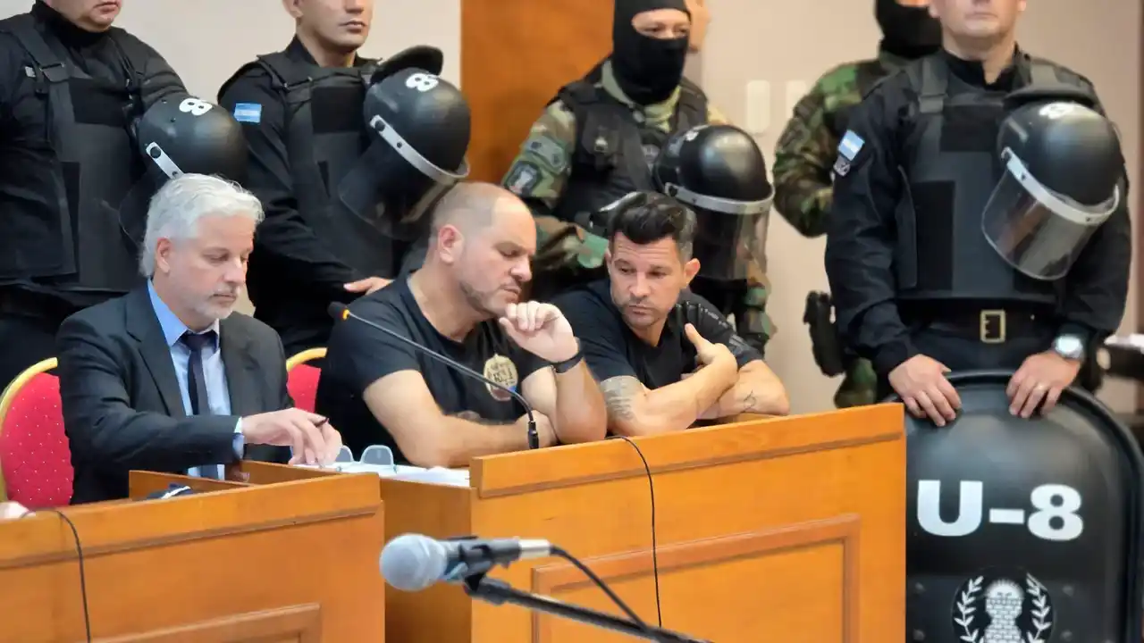 Leonardo Cositorto junto a uno de los acusados y su abogado.