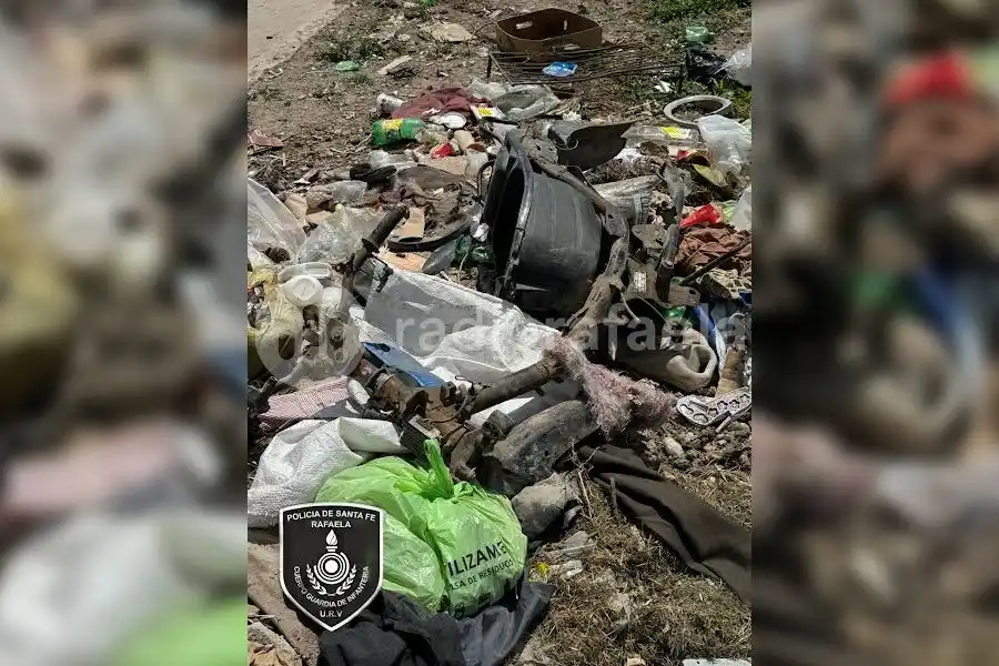 Hallaron un cuadro de moto tirado entre un montón de basura