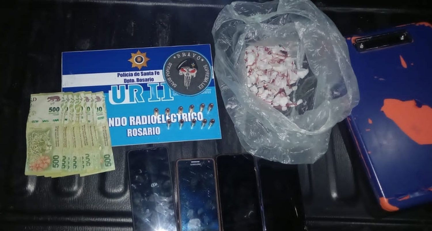 Secuestraron cuatro armas de fuego, una réplica de pistola, municiones y droga