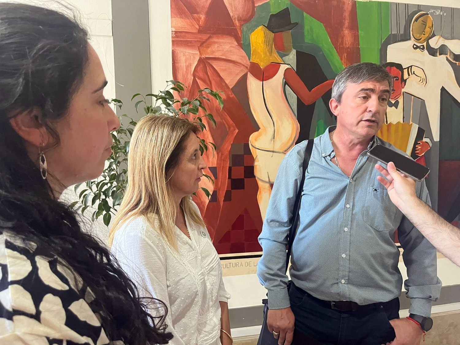 Acuerdo. Furno junto a las ingenieras agrónomas Crova y Wynne