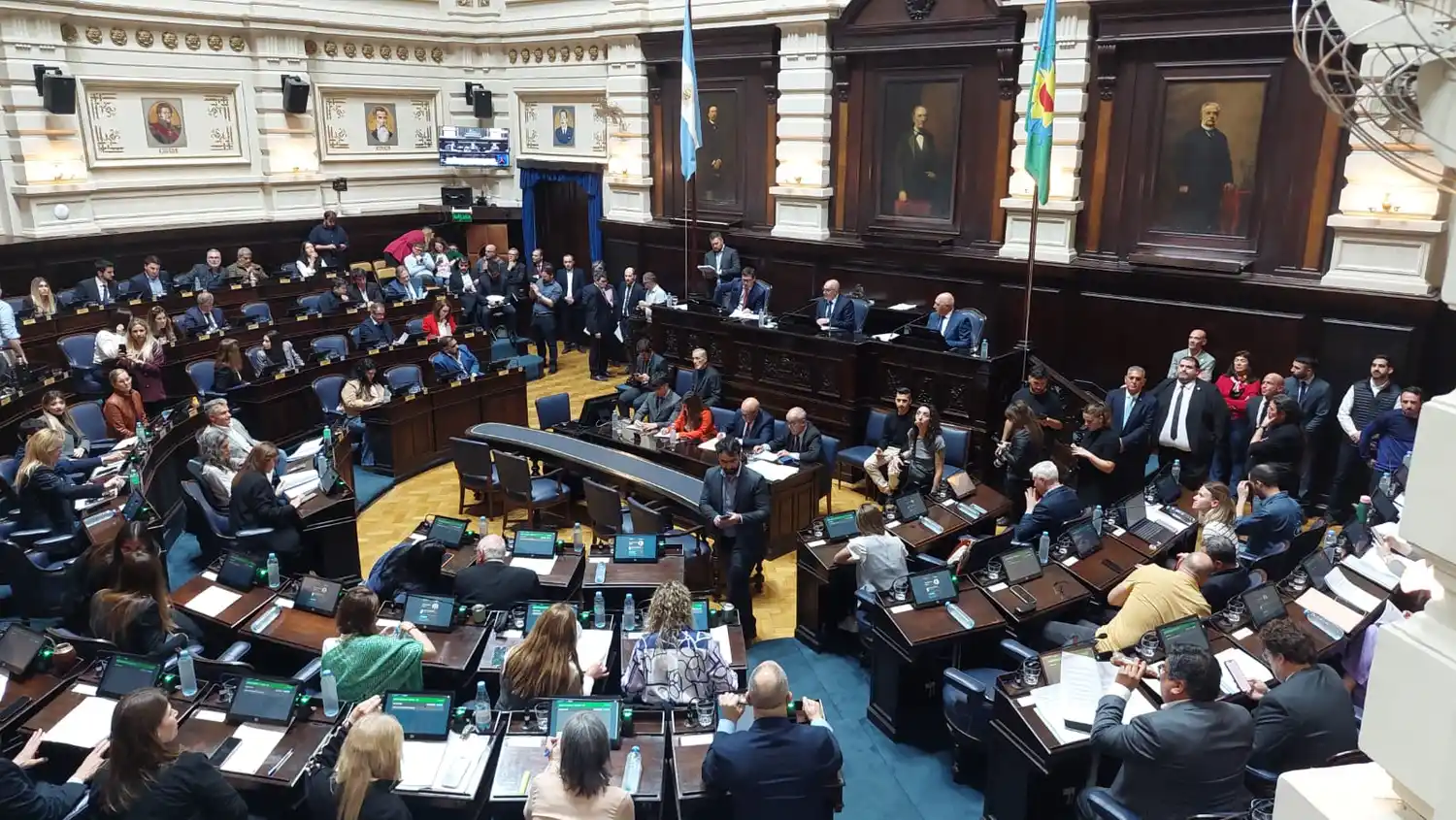 La Cámara de Diputados bonaerense aprobó cinco proyectos y los giró al Senado para su tratamiento.