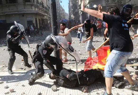 Violencia y caos en el Congreso: 88 policías heridos y unos 60 detenidos