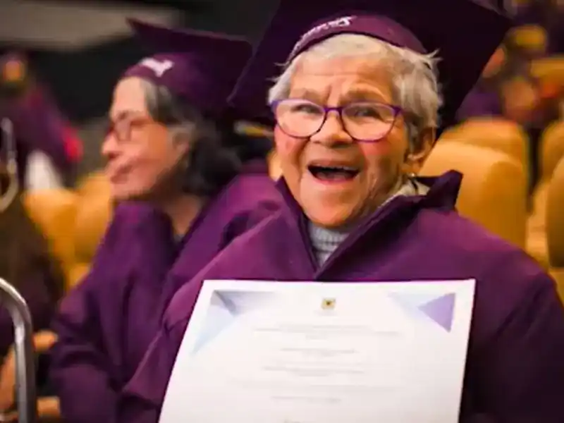 ABUELA de 84 años se GRADÚA en computación y tecnología digital