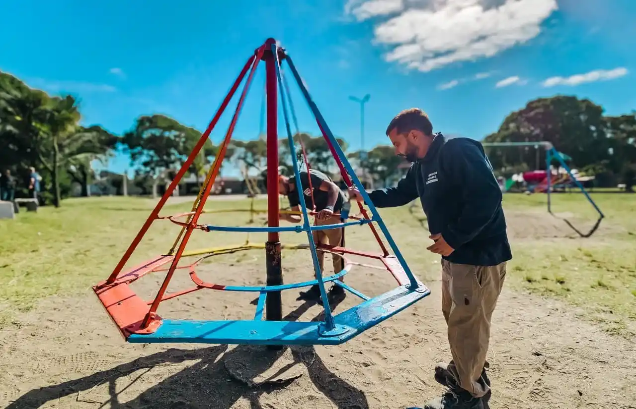 Las cuadrillas municipales repararon y pusieron en condiciones las hamacas y los juegos saludables.