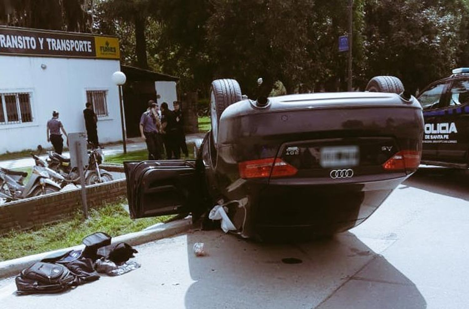 Fuga, persecusión y vuelco: tres delincuentes detenidos que escapaban de una entradera