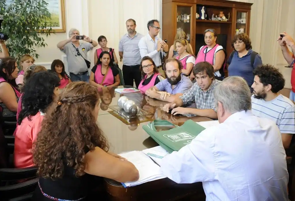 Municipio y cooperativa firmaron convenio para confeccionar bolsas