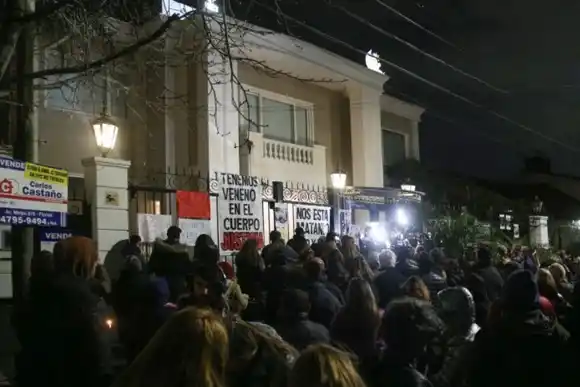 Cientos de personas se manifestaron frente a la casa de Lotocki en pedido de justicia por Silvina Luna