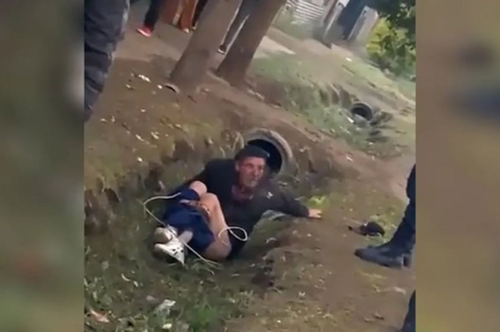 Delincuente maniatado por vecinos