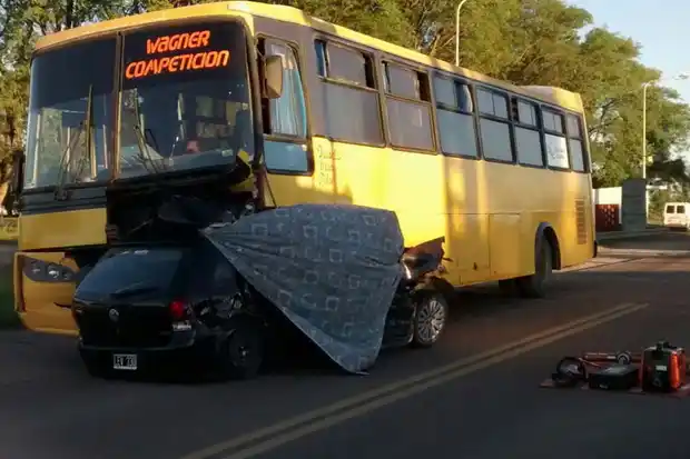 Un auto se metió debajo de un motorhome que volvía de las carreras 