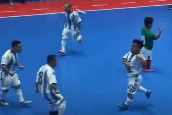 Argentina goleó en su debut mundialista 