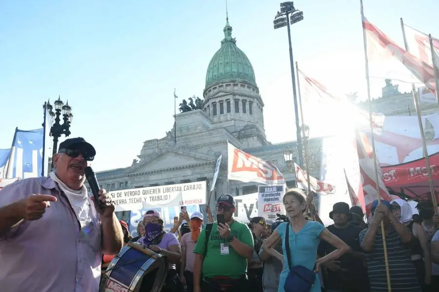Marchas, bocinazo y "festivalazo cultural" en rechazo al DNU y a la ley "Bases". 