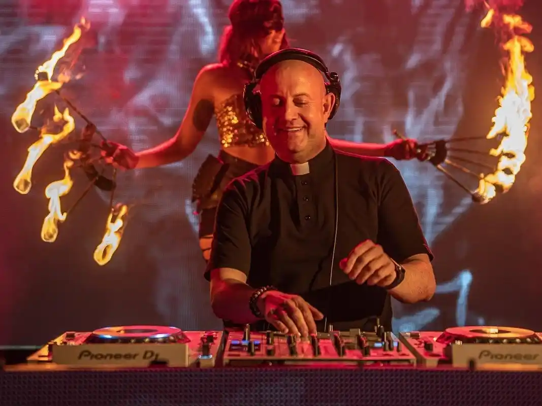 Quién es Guilherme, el sacerdote DJ que homenajeará al Papa Francisco en Plaza de Mayo: cuándo será el show gratuito
