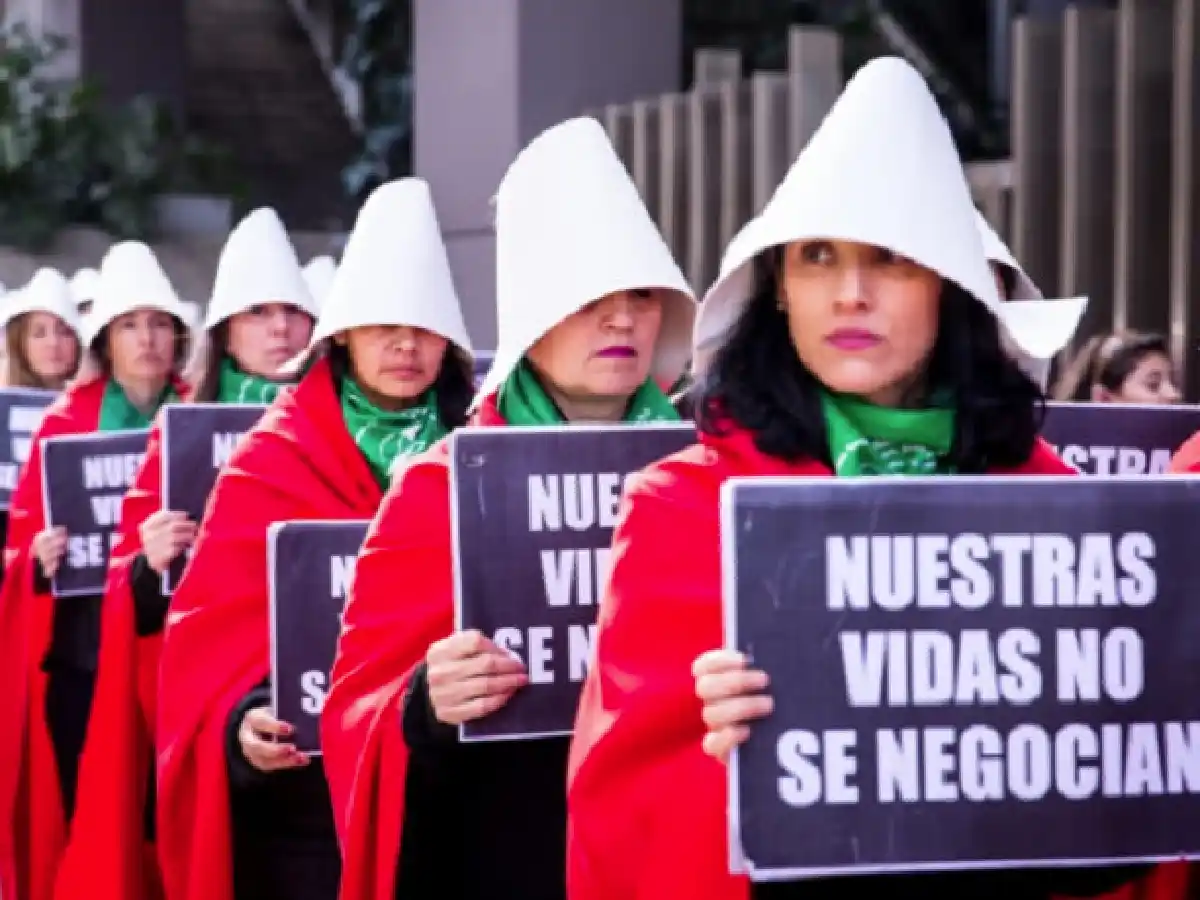El traje del "Cuento de la criada" se transformó en un ícono feminista, pero la diseñadora no lo soportó