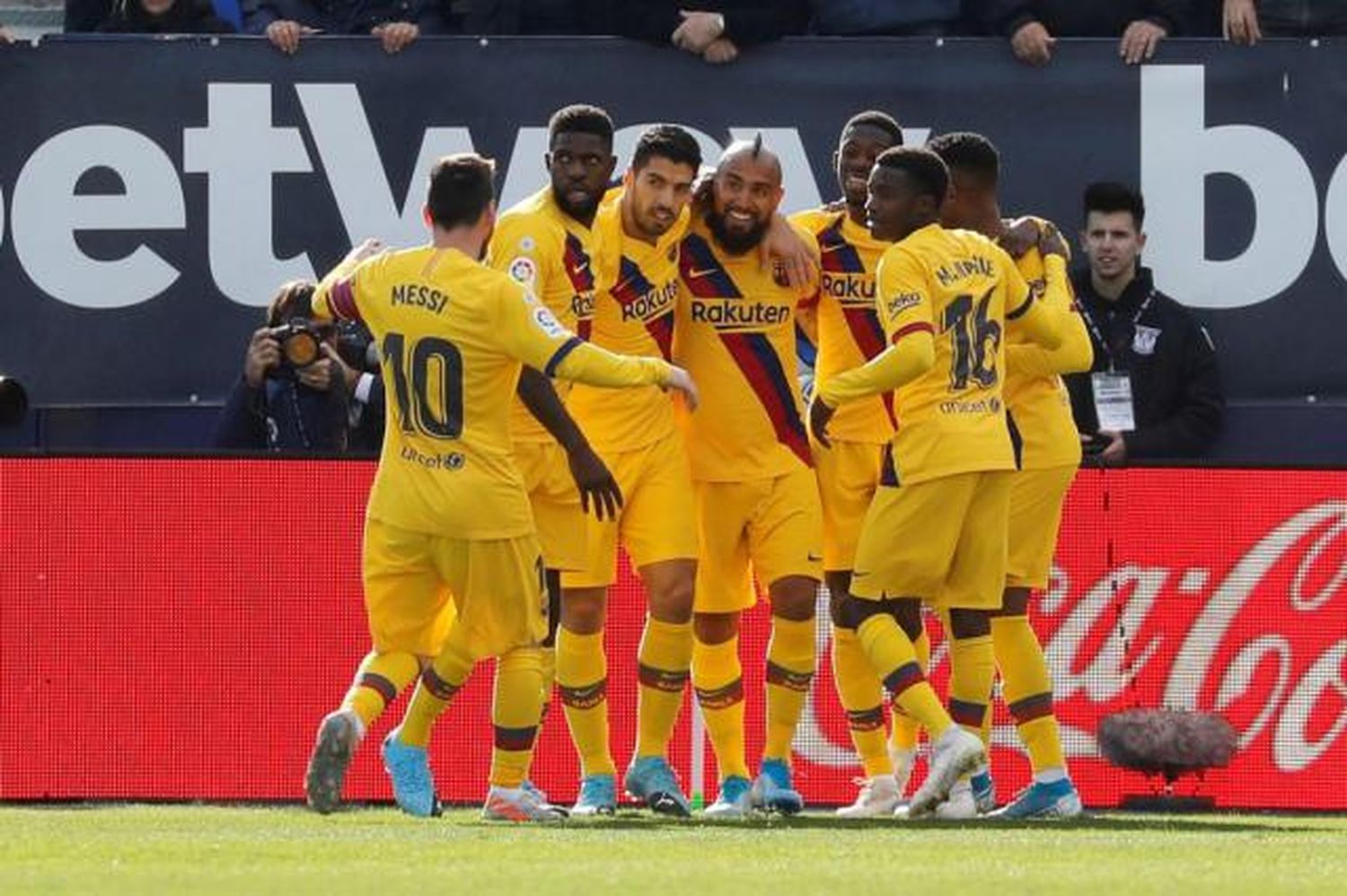 El Barcelona de Messi sufrió con el último de la liga española pero ganó y sigue puntero