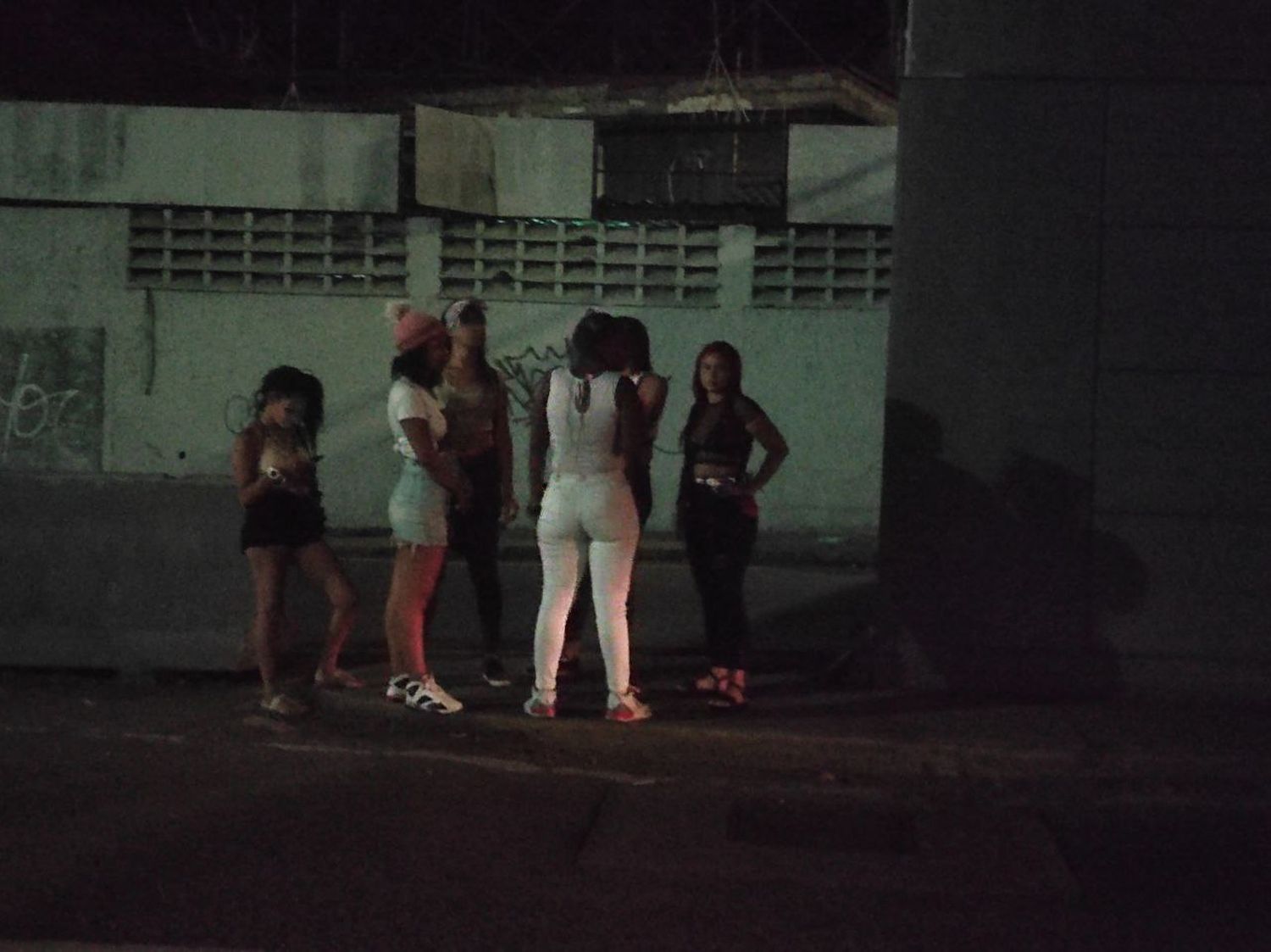 «Soy prostituta en las noches porque el sueldo de maestra no me alcanza»
