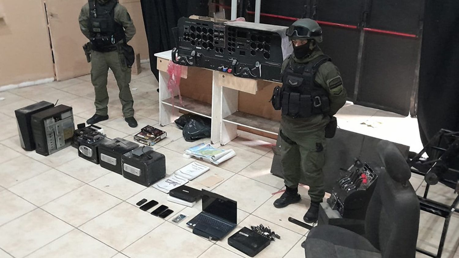 Cocaína, oro y un simulador de vuelo en un boliche: golpe a una red narco con conexiones aéreas