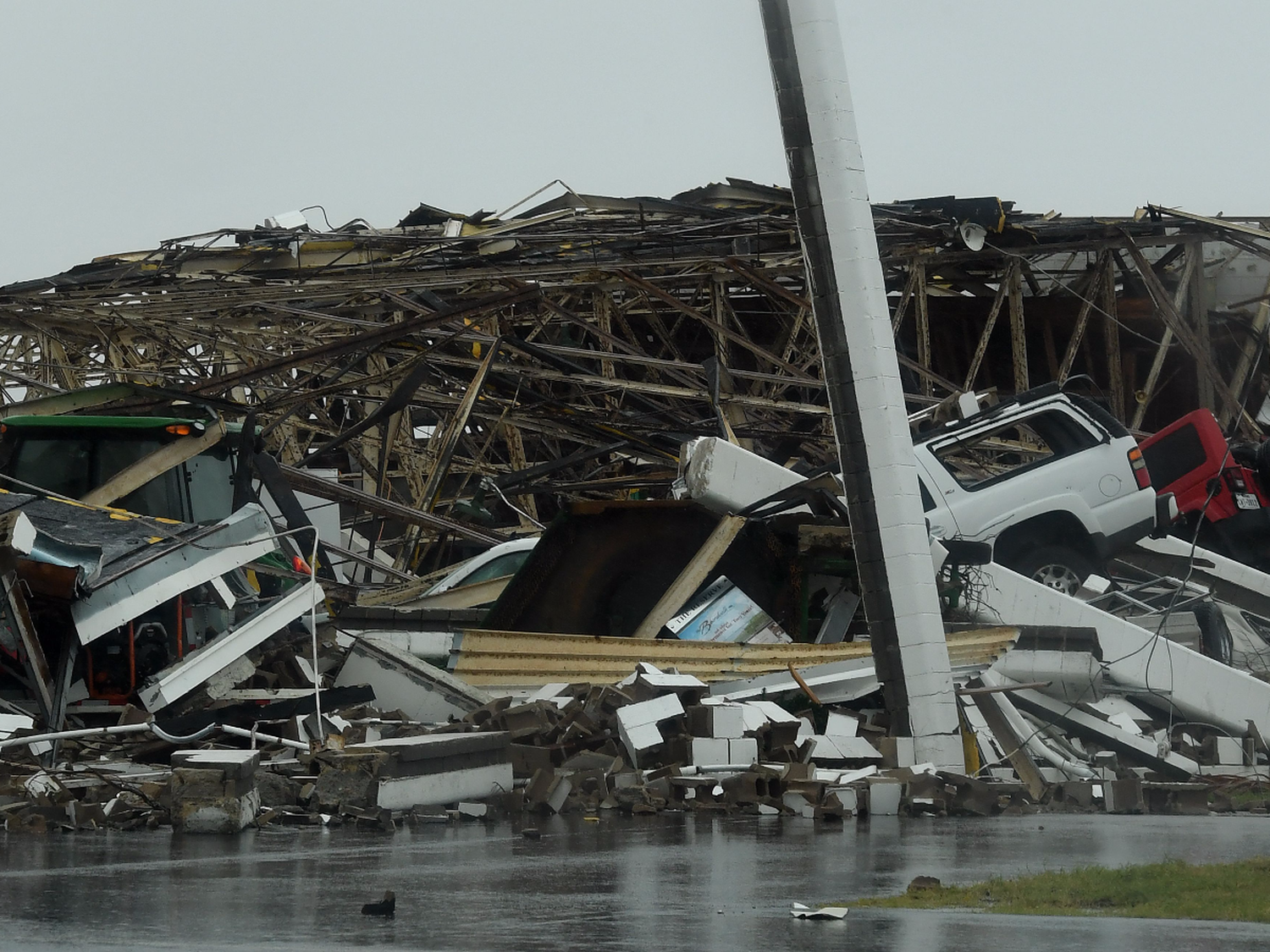 El huracán Harvey tocó tierra en Texas, dejó un muerto, varios heridos y empezó a debilitarse