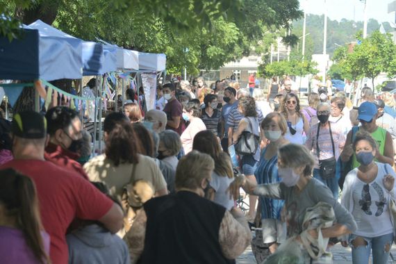 El "verdurazo agroecológico" congregó a un numeroso público en la plaza Independencia