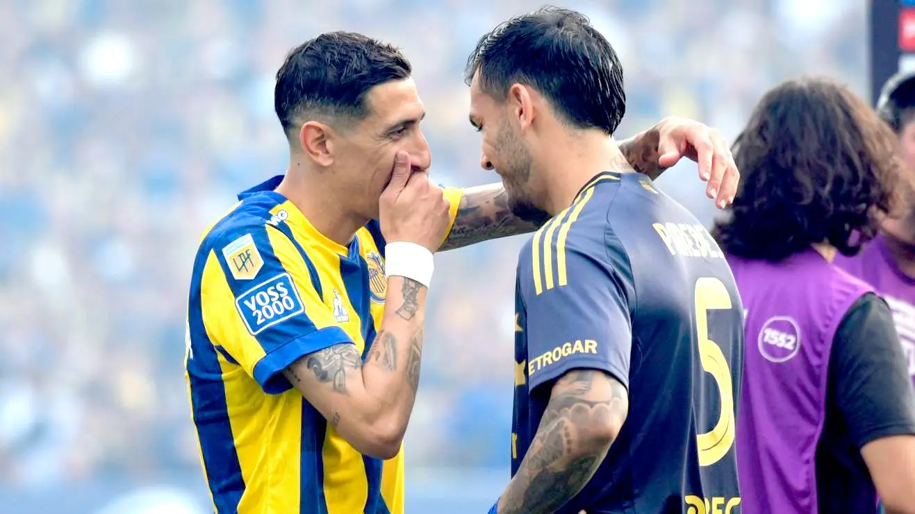 Ángel Di María (izquierda) y Leandro Paredes hablan instantes previos al inicio. Foto: Olé.
