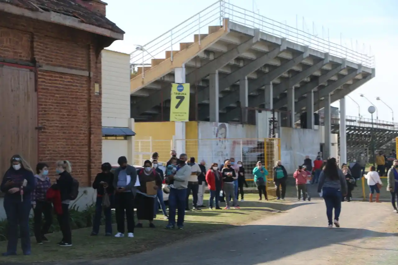 Vacunación masiva en el Centro de Convenciones: inoculan a más de mil vecinos