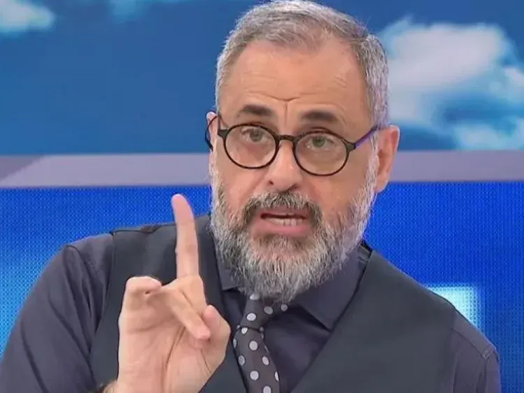 Rial apuntó contra el chileno Palacios.