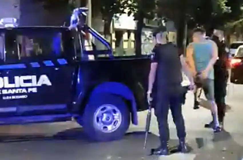 Exhibicionista se desnudó frente a una chica y fue detenido: una vecina salió en defensa de la víctima